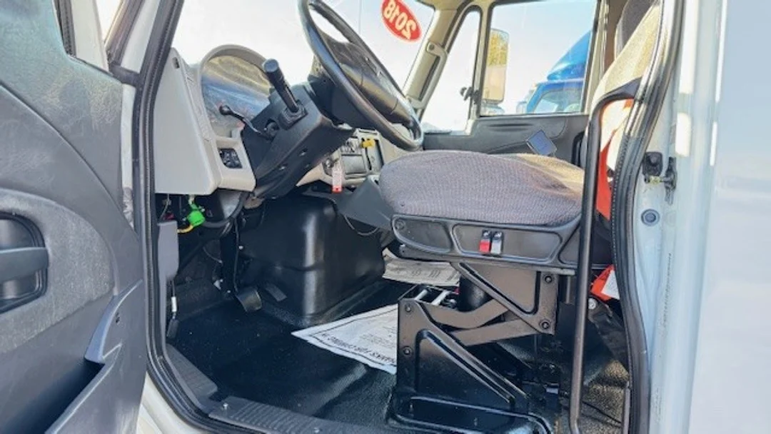 2018 International 4300 - image 15
