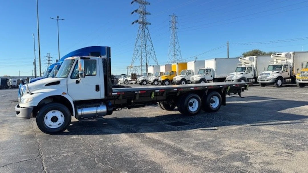 2018 International 4300 - image 7