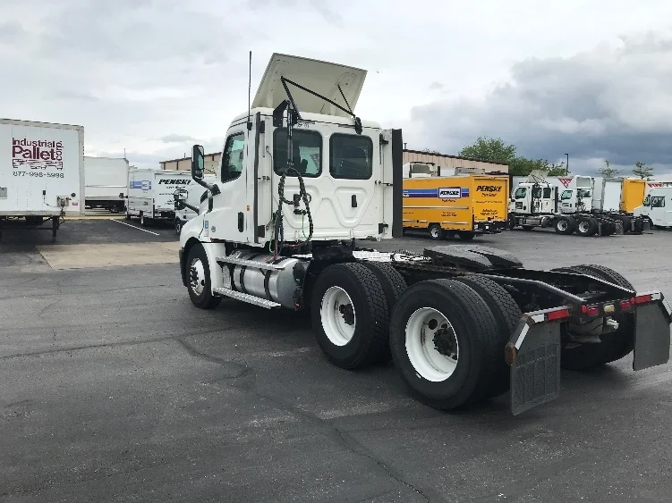 2020 Freightliner Cascadia in Indianapolis, IN — photo 5