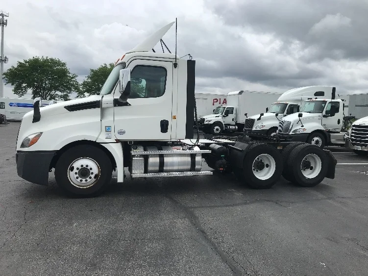 2020 Freightliner Cascadia in Indianapolis, IN — photo 4