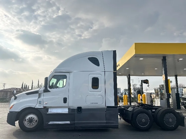 2020 Freightliner Cascadia in Fontana, CA — photo 2