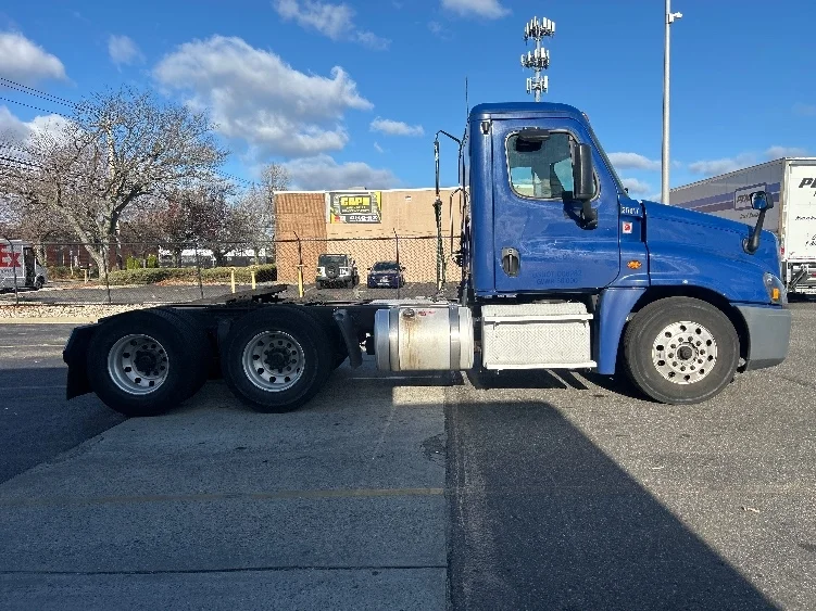2019 Freightliner Cascadia in West Babylon, NY — photo 8