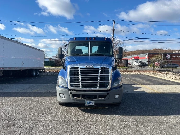 2019 Freightliner Cascadia in West Babylon, NY — photo 2