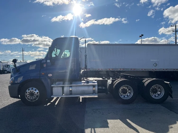 2019 Freightliner Cascadia in West Babylon, NY — photo 4