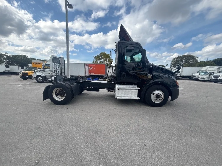 2019 Freightliner Cascadia in Medley, FL — photo 8