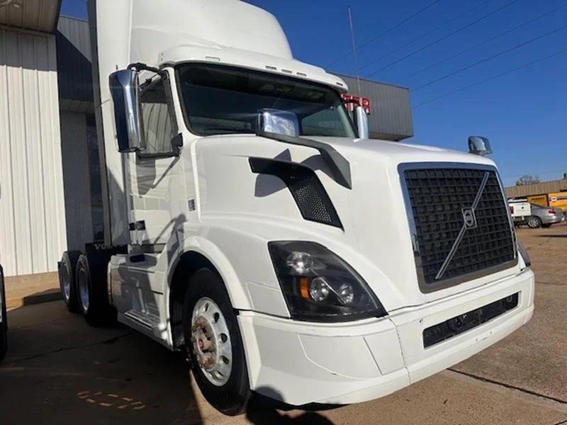 2018 Volvo VNL 300 in Monroe — photo 2