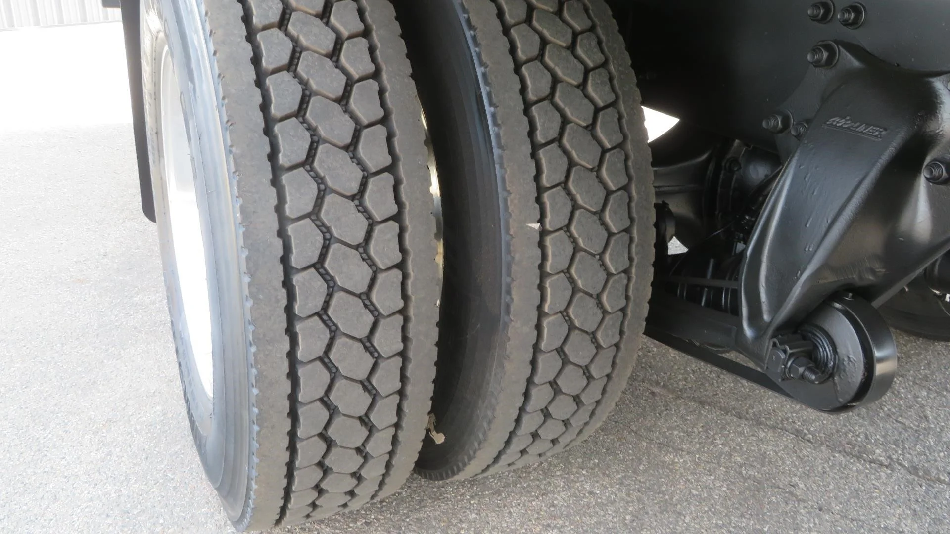 2025 Freightliner eM2 — photo 14