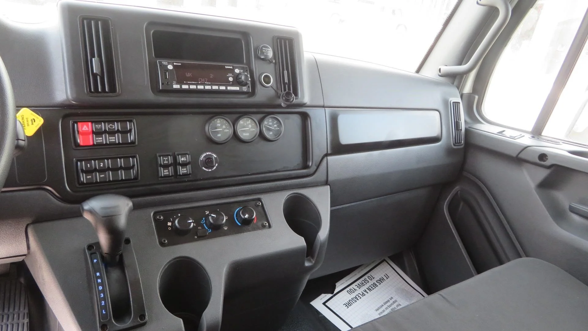 2025 Freightliner eM2 — photo 18