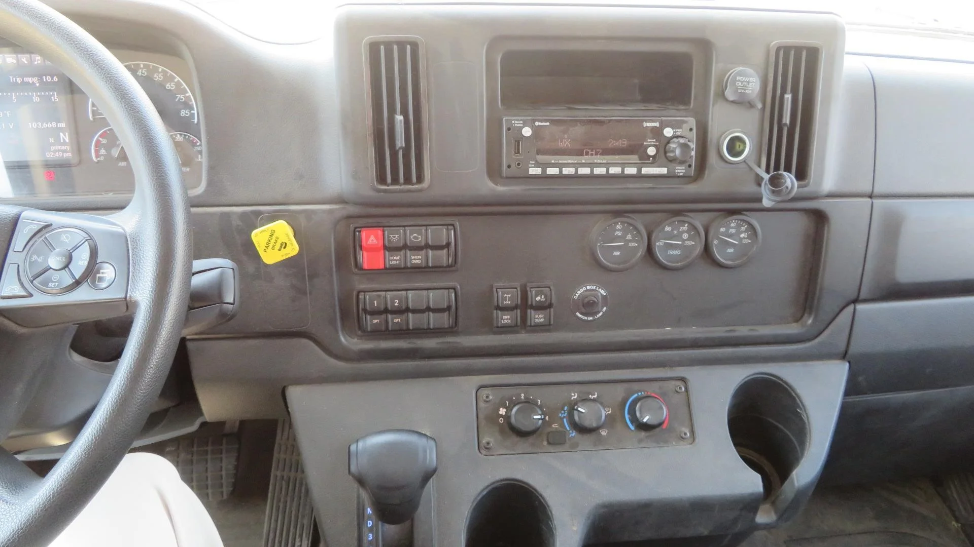 2025 Freightliner eM2 — photo 11