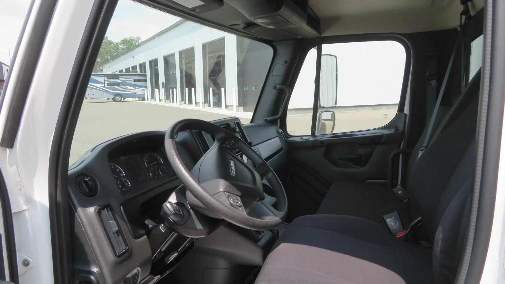 2025 Freightliner eM2 — photo 16