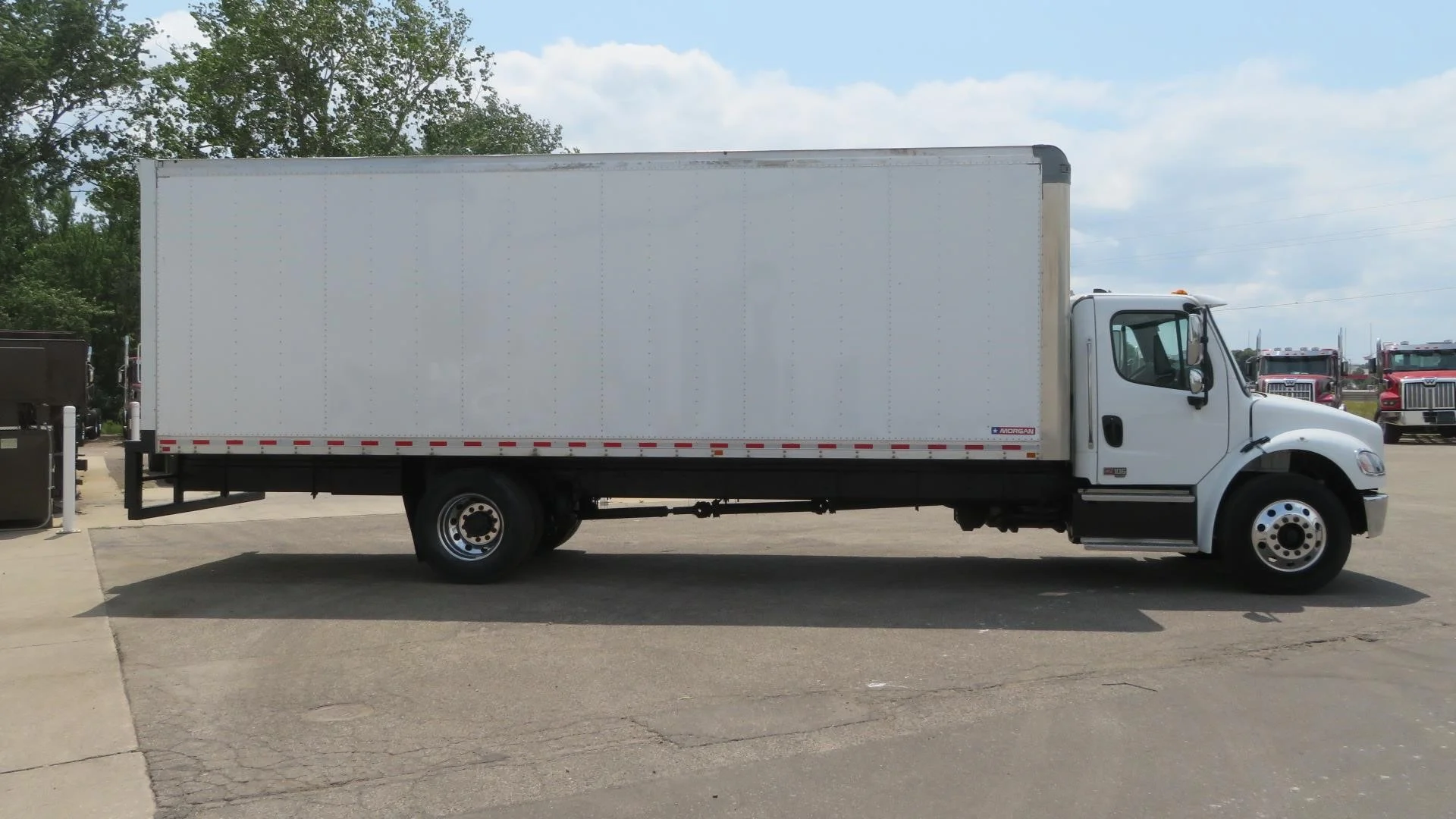 2025 Freightliner eM2 — photo 4