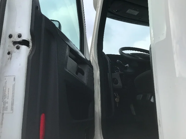 2020 Freightliner Cascadia - image 9