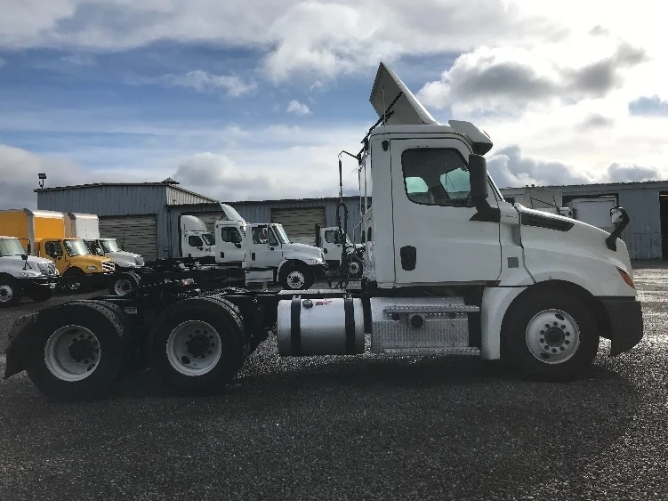2020 Freightliner Cascadia - image 8
