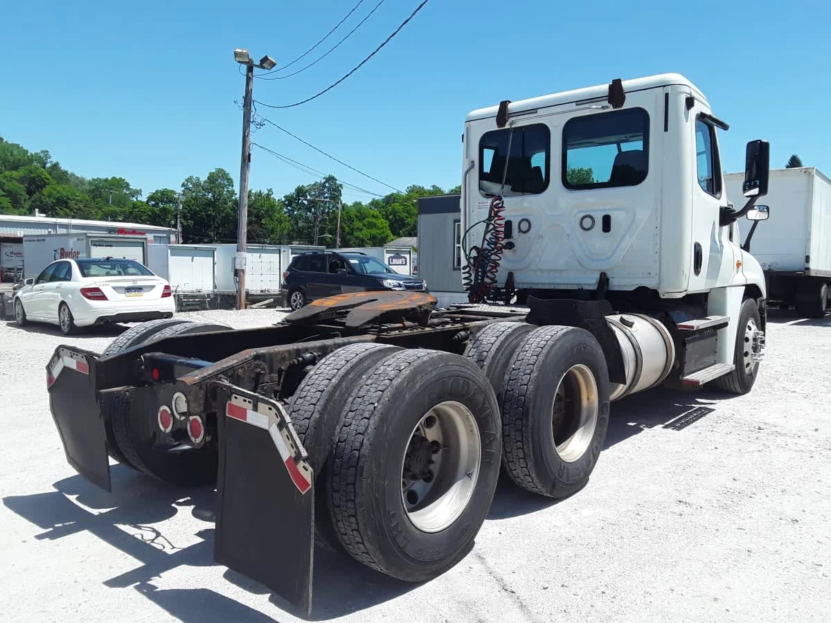2018 Freightliner Cascadia in Pittsburgh, PA — photo 4