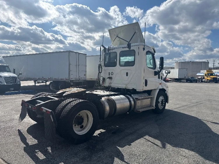 2020 Freightliner Cascadia in La Porte, IN — photo 7