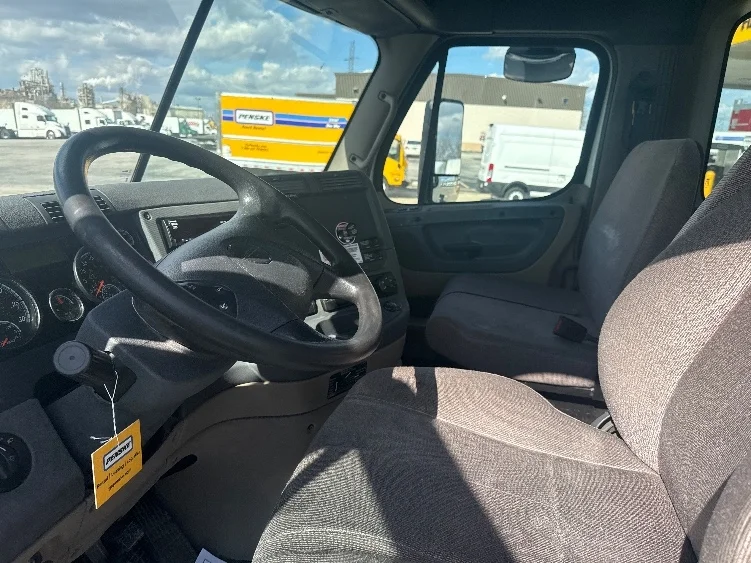 2020 Freightliner Cascadia in La Porte, IN — photo 10