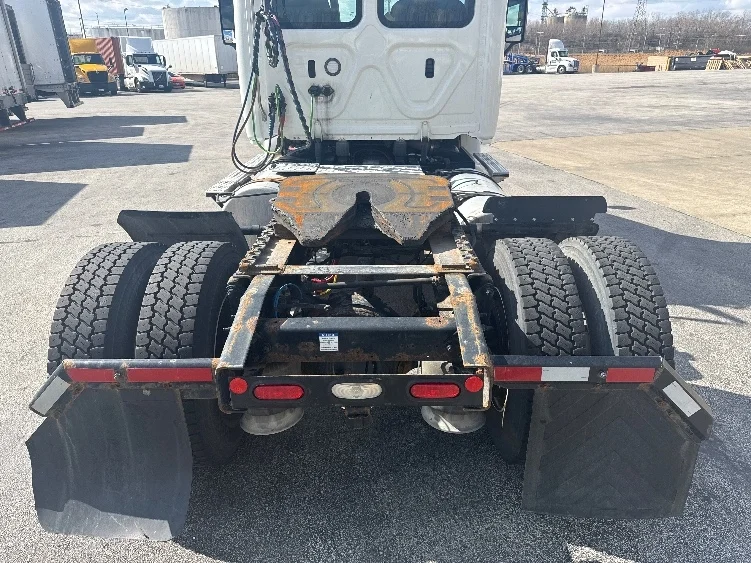 2020 Freightliner Cascadia in La Porte, IN — photo 6