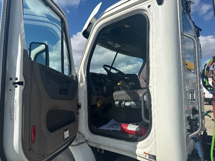 2020 Freightliner Cascadia in La Porte, IN — photo 9