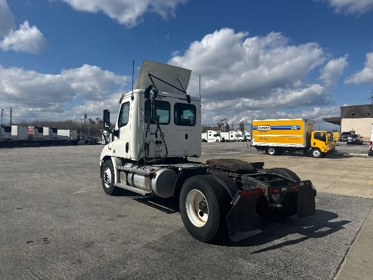 2020 Freightliner Cascadia in La Porte, IN — photo 5