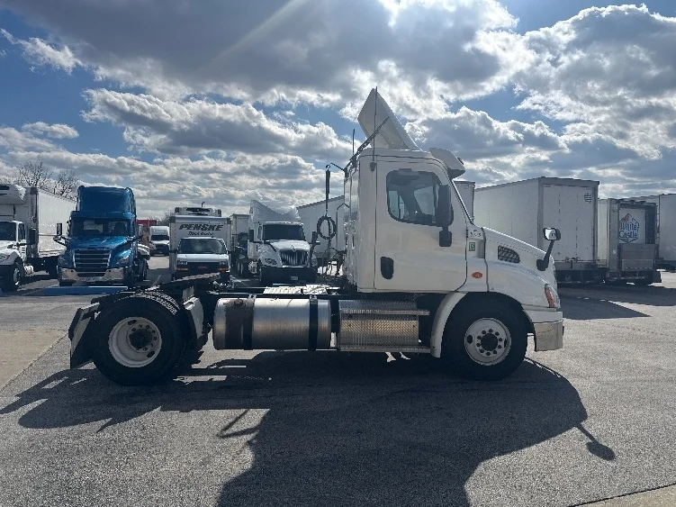 2020 Freightliner Cascadia in La Porte, IN — photo 8