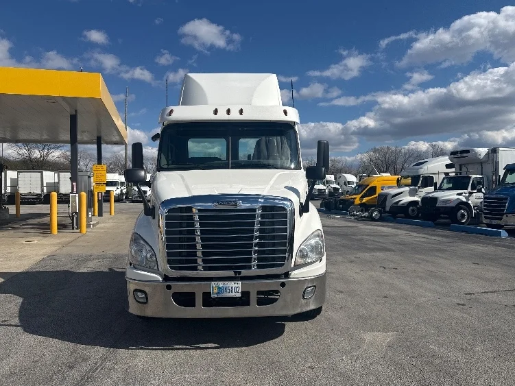 2020 Freightliner Cascadia in La Porte, IN — photo 2