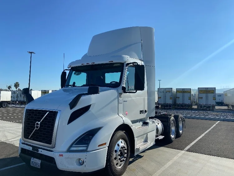 2021 Volvo VNR 640 in West Sacramento, CA — photo 3