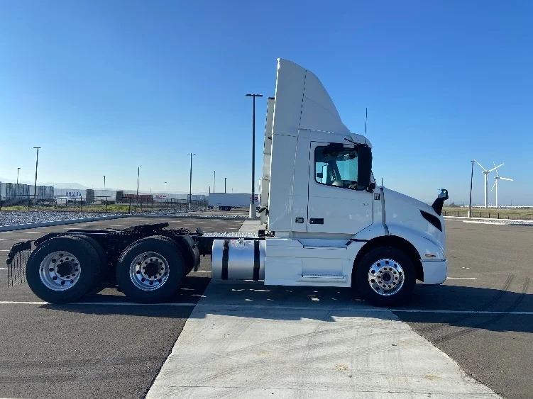 2021 Volvo VNR 640 in West Sacramento, CA — photo 8