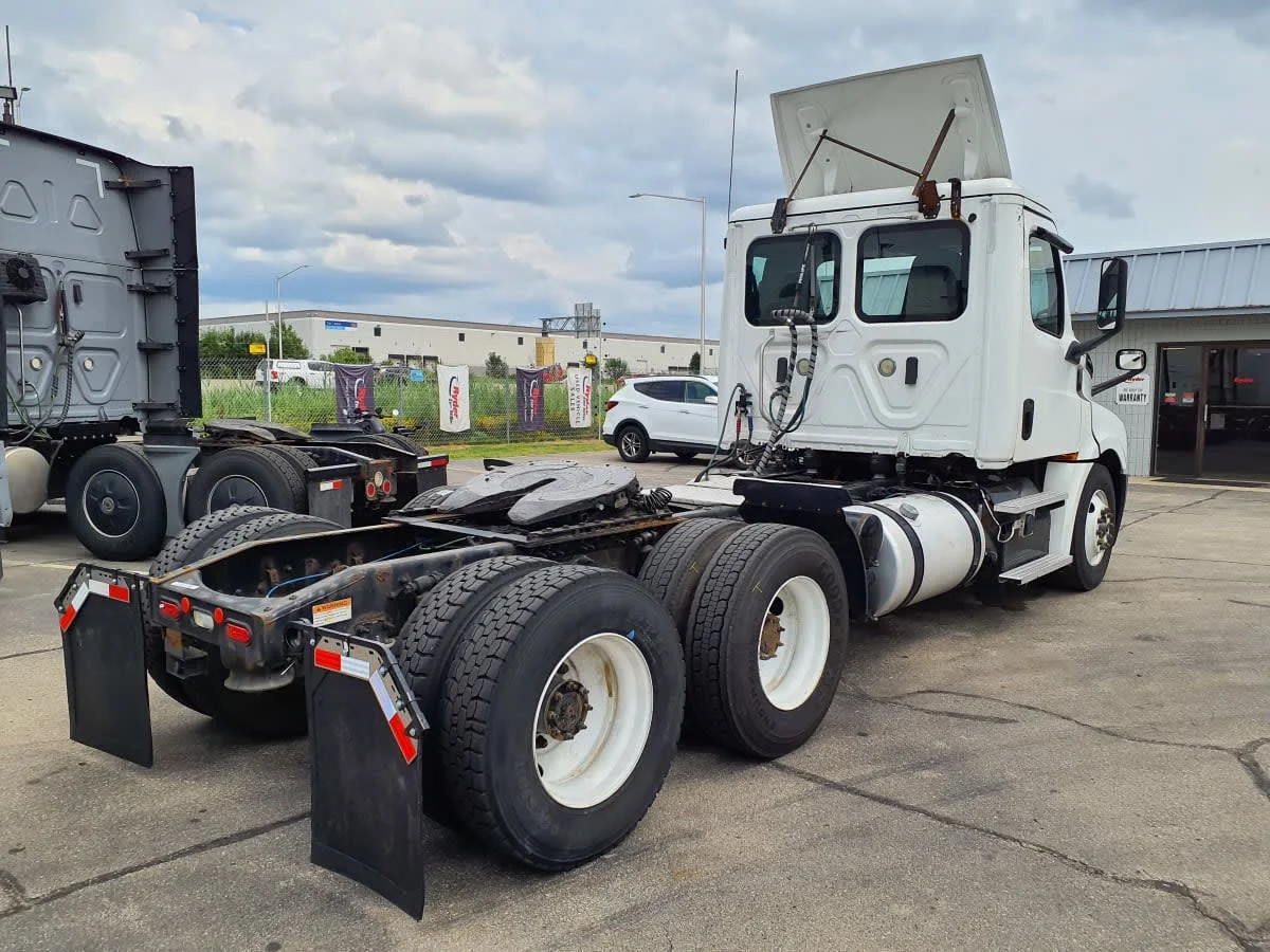 2019 Freightliner Cascadia in Oak Creek, WI — photo 4