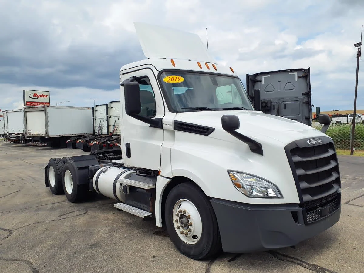 2019 Freightliner Cascadia in Oak Creek, WI — photo 3