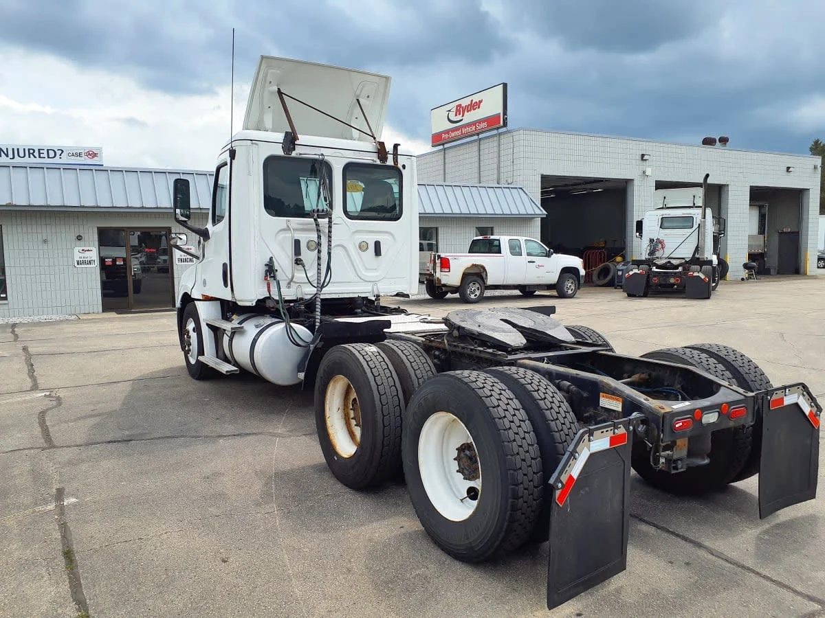 2019 Freightliner Cascadia in Oak Creek, WI — photo 6