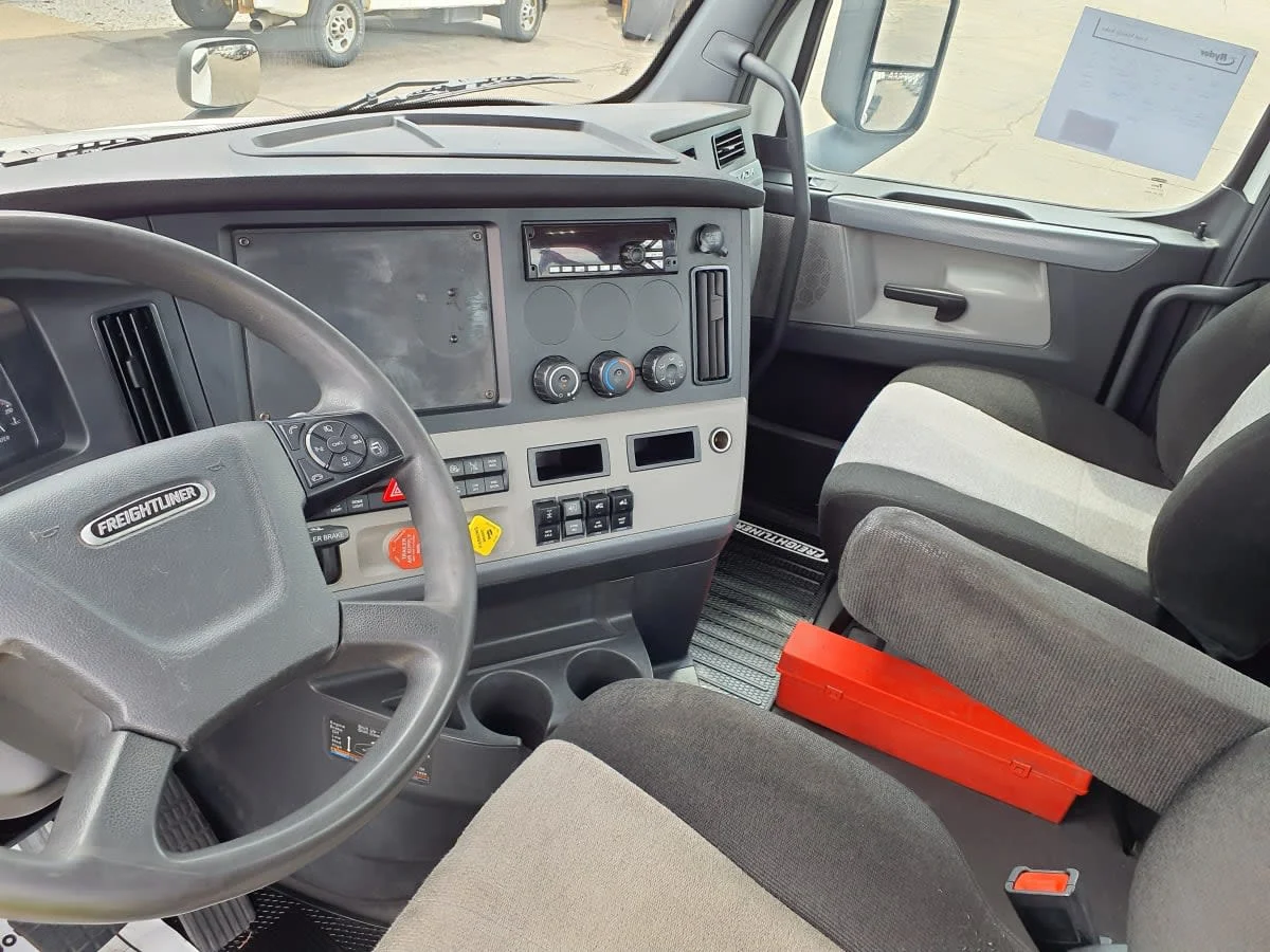 2019 Freightliner Cascadia in Oak Creek, WI — photo 7