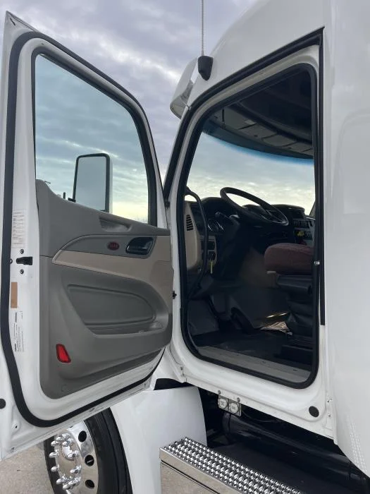 2022 Peterbilt 579 - image 11