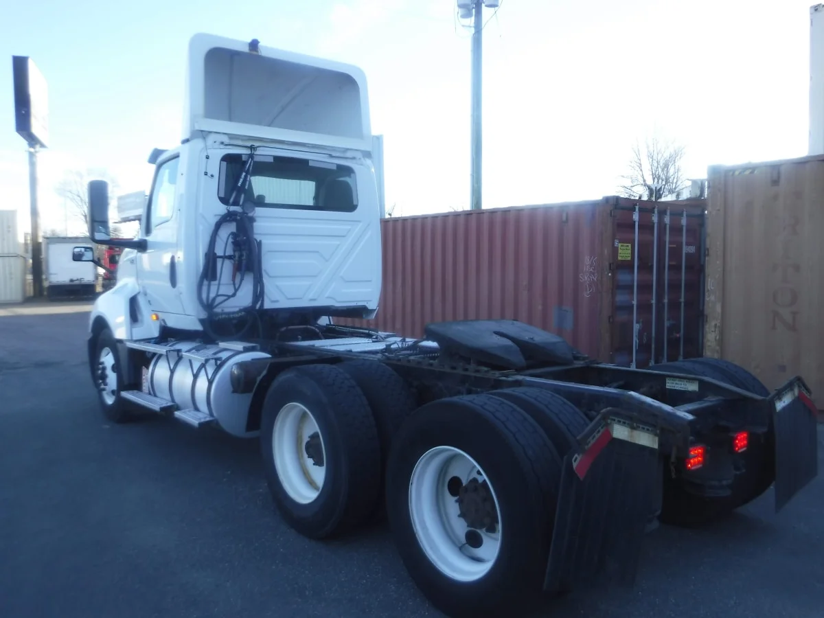 2019 International LT - image 7