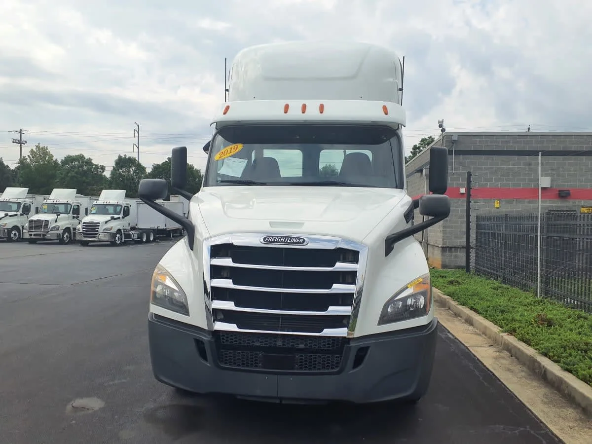 2019 Freightliner Cascadia in Atlanta, GA — photo 2