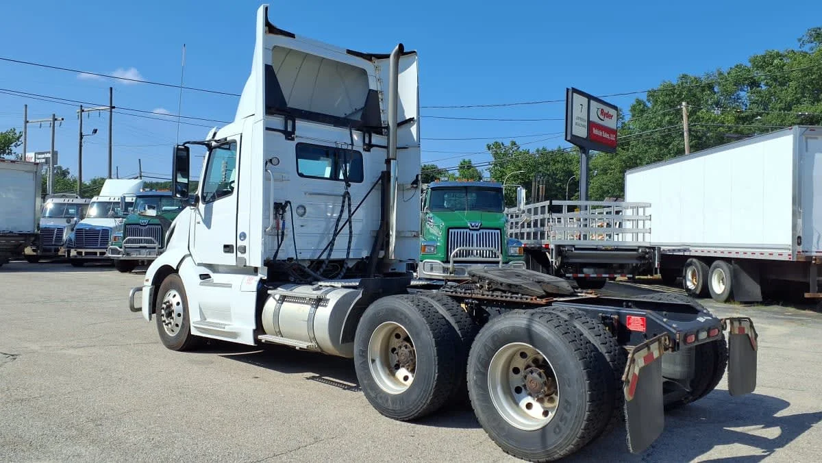 2020 Volvo VNL 860 in Warwick, RI — photo 6