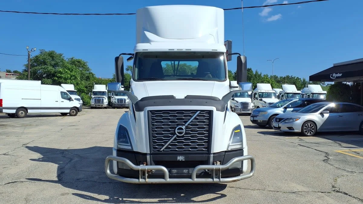 2020 Volvo VNL 860 in Warwick, RI — photo 2