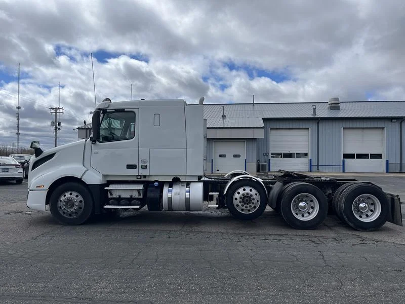 2020 Volvo VNL 860 in Waterloo — photo 2