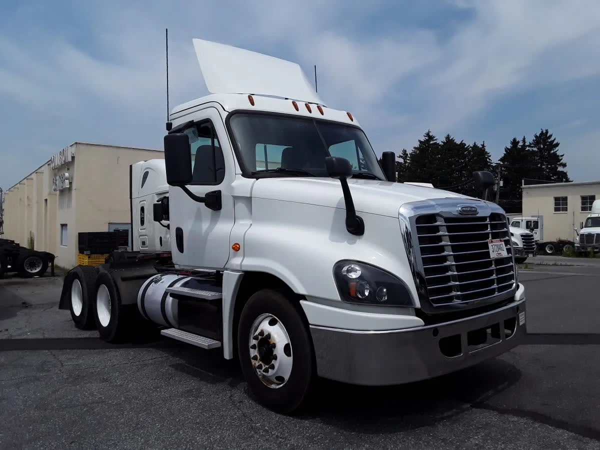2018 Freightliner Cascadia - image 3