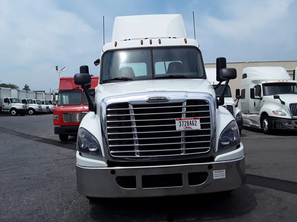 2018 Freightliner Cascadia - image 2