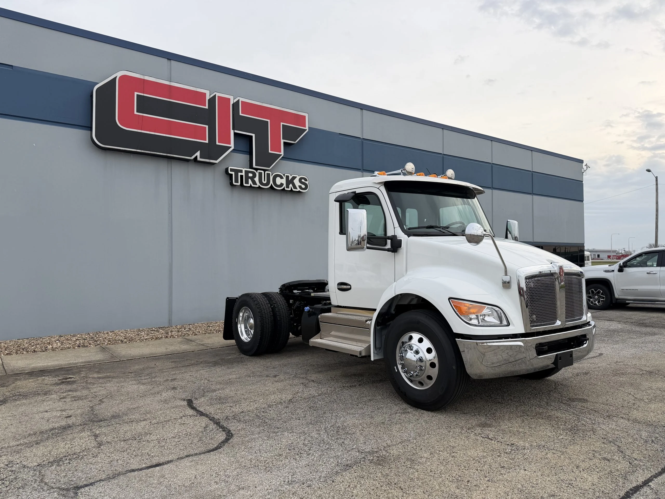 2027 Kenworth T380 - image 3