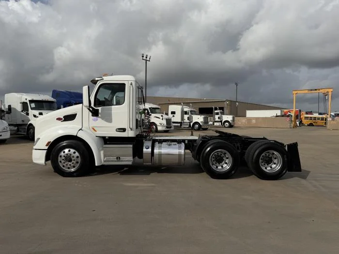 2019 Peterbilt 579 - image 3