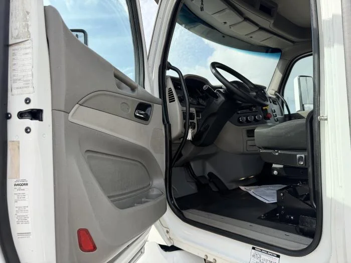 2019 Peterbilt 579 - image 25