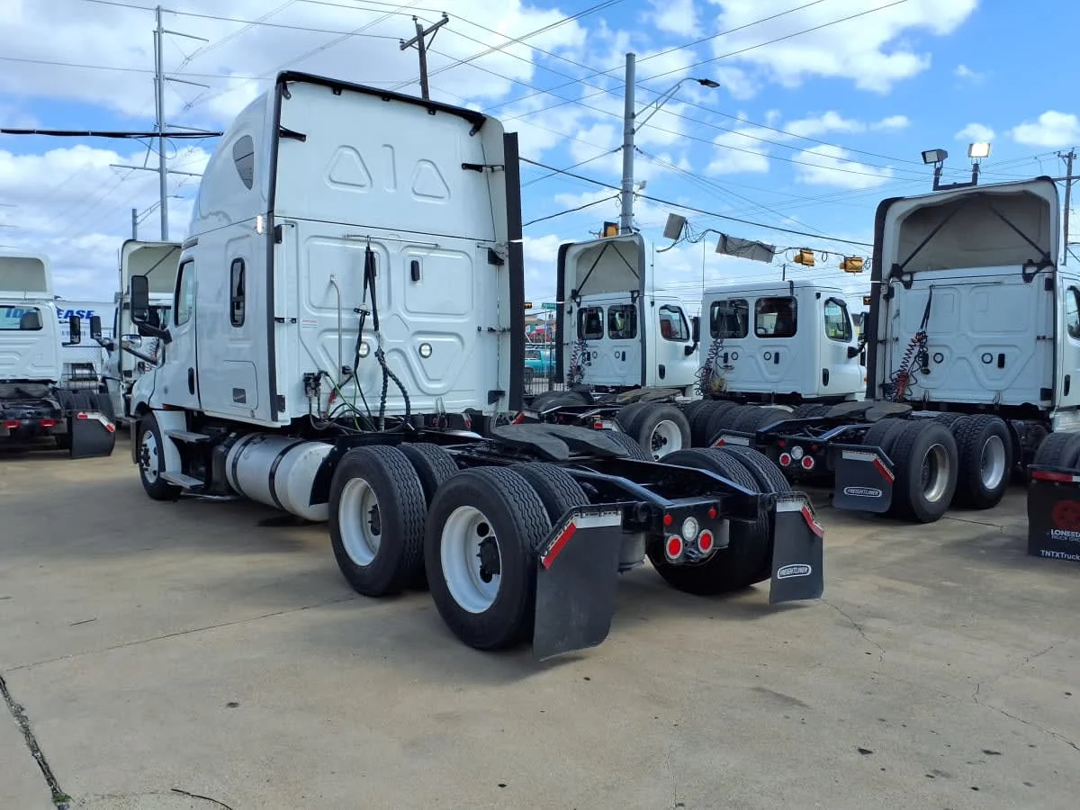 2020 Freightliner Cascadia in Dallas, TX — photo 6