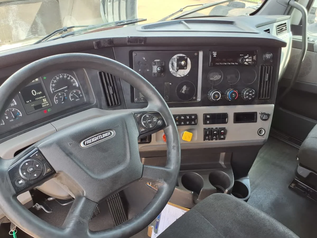 2020 Freightliner Cascadia in Dallas, TX — photo 7