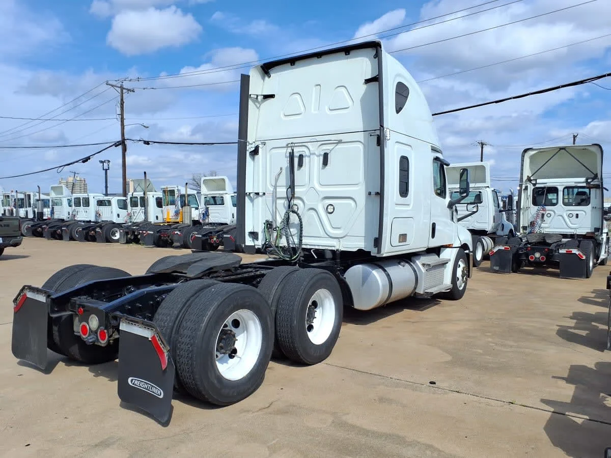 2020 Freightliner Cascadia in Dallas, TX — photo 4