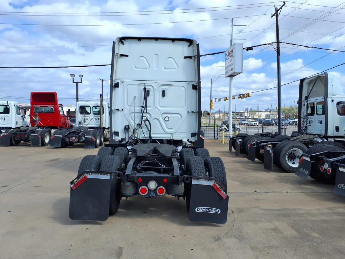 2020 Freightliner Cascadia in Dallas, TX — photo 5