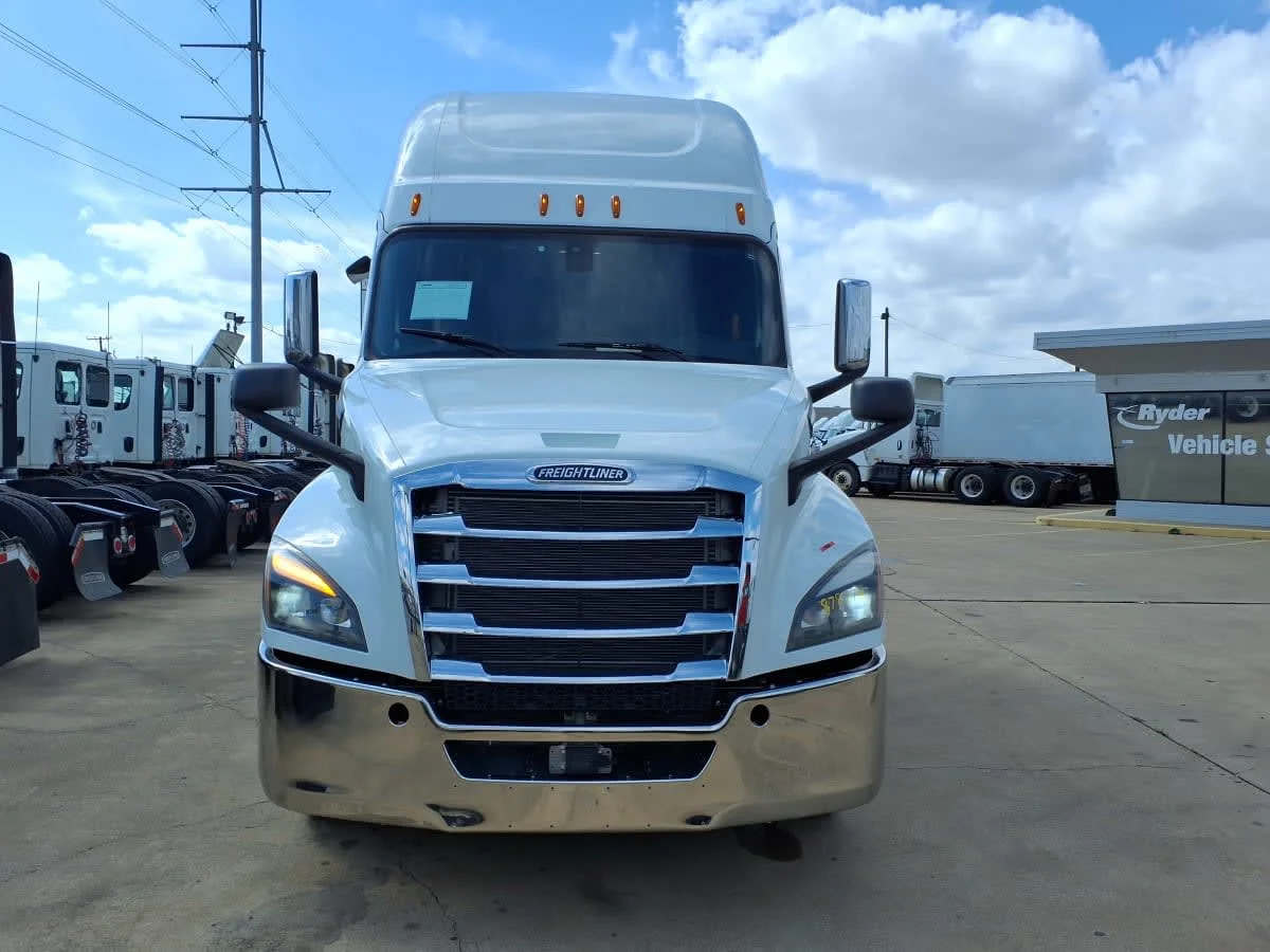 2020 Freightliner Cascadia in Dallas, TX — photo 2
