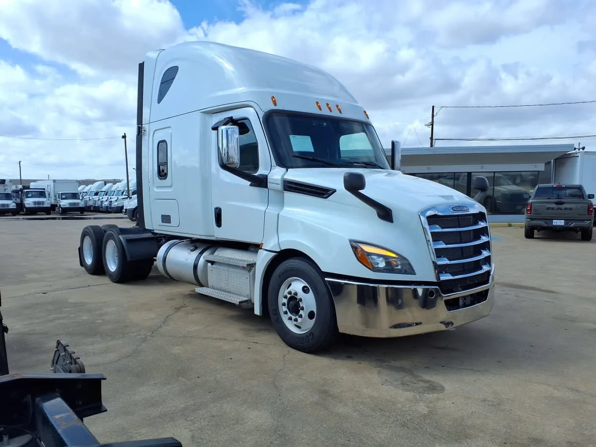 2020 Freightliner Cascadia in Dallas, TX — photo 3