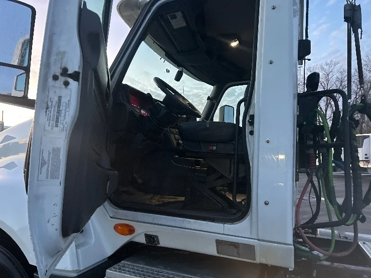 2019 International LT - image 9