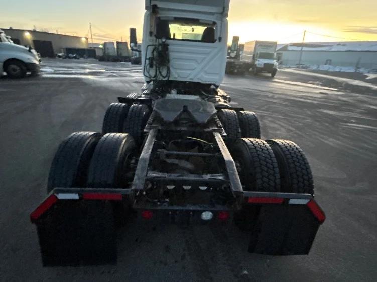 2019 International LT - image 6